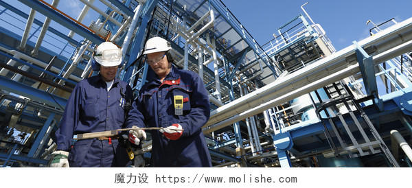 两名石油工人工程师大型管道施工中的背景全景视图
